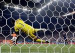 Sergio Romero i hopla. Den argentinske målmand pillede to hollandske forsøg i den afsluttende straffesparkskonkurrence. 