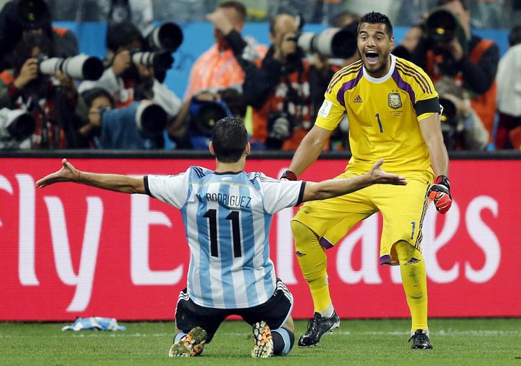 Matchvindere. Målmand Romero snuppede to forsøg og Rodriguez slog sidste søm i den hollandske kiste. 