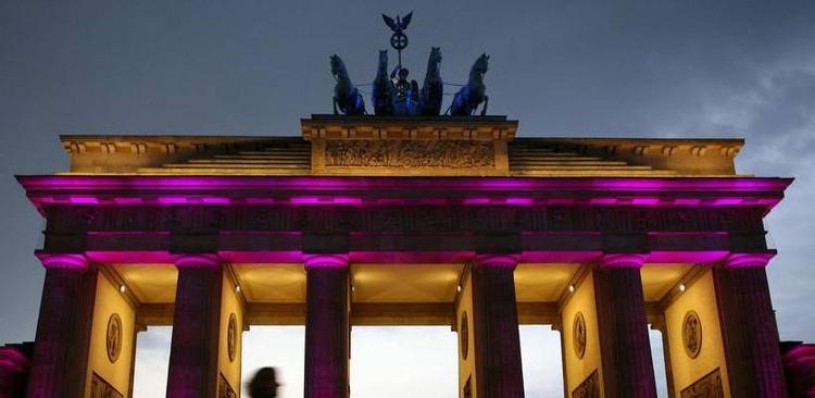 kaos. Turister vil formentlig trods byggekaos i byen fortsat finde frem til Brandenburger Tor i Berlin. Her oplyst under efterårets ’Festival of Lights’. 