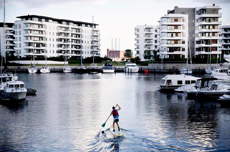 Urbant. På brættet kan man opleve havnen og byen helt tæt på, samtidig med at man får vand mellem tæerne. 