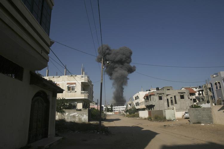 BOMBARDEMENT. Et israelsk missil har ramt en smuglertunnel på grænsen mellem Egypten og Gaza. 