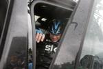 Opgivende. De plejer ellers at køre videre med selv de ondeste styrtskader, men i går blev det for meget for Froome, der hellere vil sidde i en lun bil. 