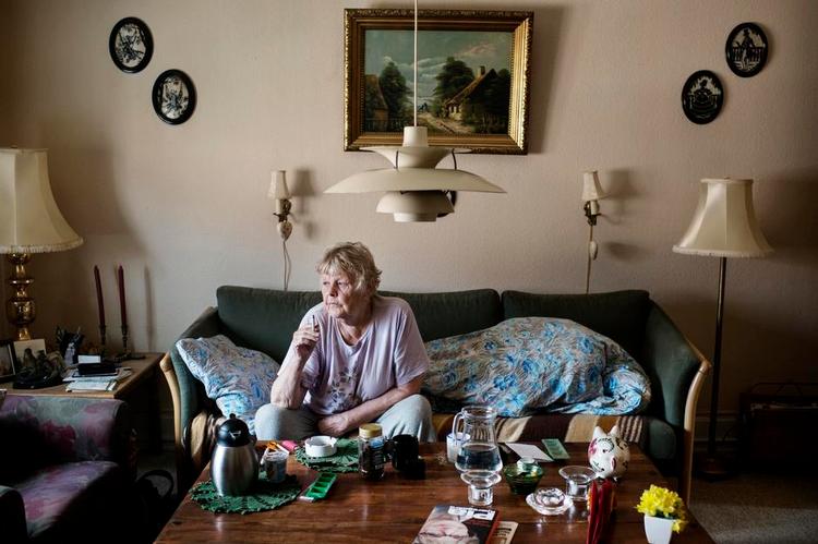 Rygeafvænning. Annelise Bergstrøm er en af de ældre borgere, som Københavns Kommunes Hjemmepleje gerne vil hjælpe med at kvitte smøgerne, selv om hun ikke selv har bedt om det. 