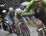 MAGTDEMONSTRATION. Danske Jakob Fuglsang (bagerst) og holdkammeraten Vicenzo Nibali smadrede de nærmeste konkurrenter på gårsdagens hårde etape. 