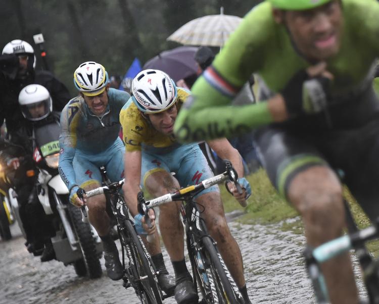 MAGTDEMONSTRATION. Danske Jakob Fuglsang (bagerst) og holdkammeraten Vicenzo Nibali smadrede de nærmeste konkurrenter på gårsdagens hårde etape. 