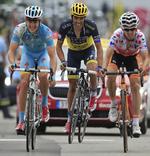 FAVORITTER. Jakob Fuglsang (tv) er lige nu nummer to i Tour de France. Alberto Contador (midten) er mere end to minutter efter. 