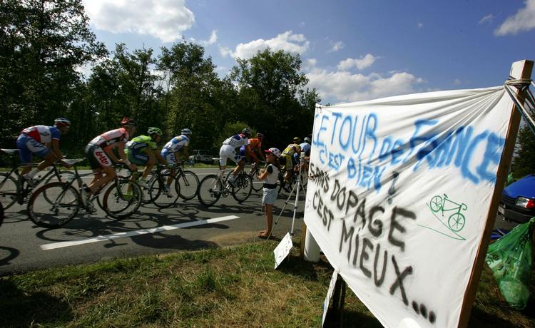 Doping. Under touren i 2007 var opsat et skilt: Tour de France er god! Uden doping er den bedre. 