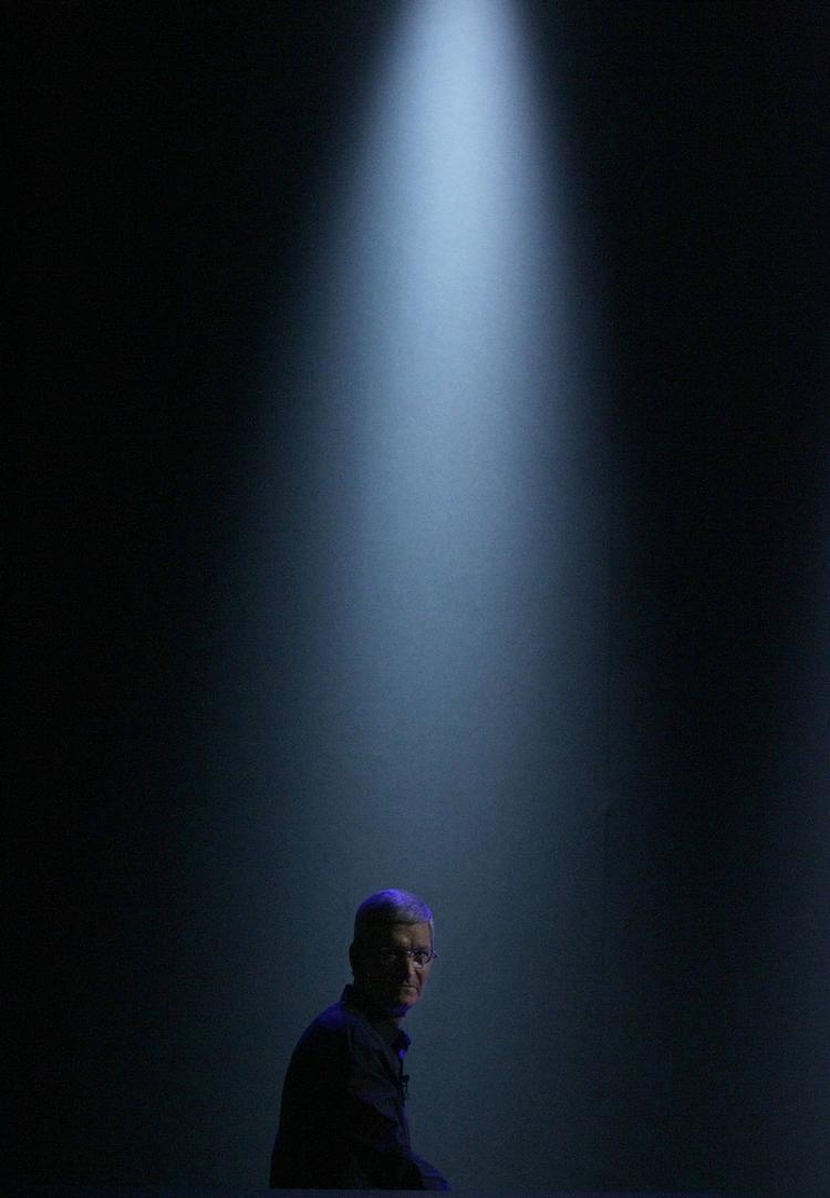 timing. Apples topchef Tim Cook vil, efter forlydender, sende iWatch på gaden i oktober, så det kan komme til at ligge under rigtig mange juletræer. 