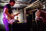Thomas Knaks elektronik og Jakob Bros på en gang organiske og sfæriske guitarspil er i intim kommunikation i Bro/Knak. 