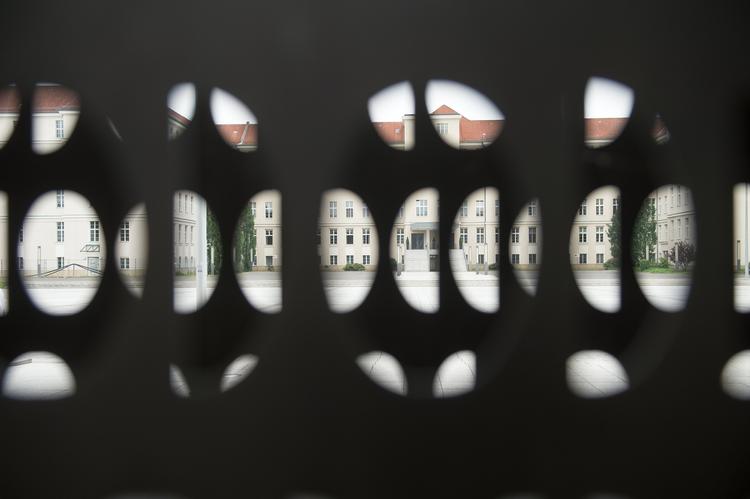 SPIONER. Det viser sig nu, at amerikanske spioner er aktive i Tyskland. De kan have lækket fortrolige ministrielle informationer, som her fra det tyske forsvarsministerium, der er set gennem et trådhegn. 