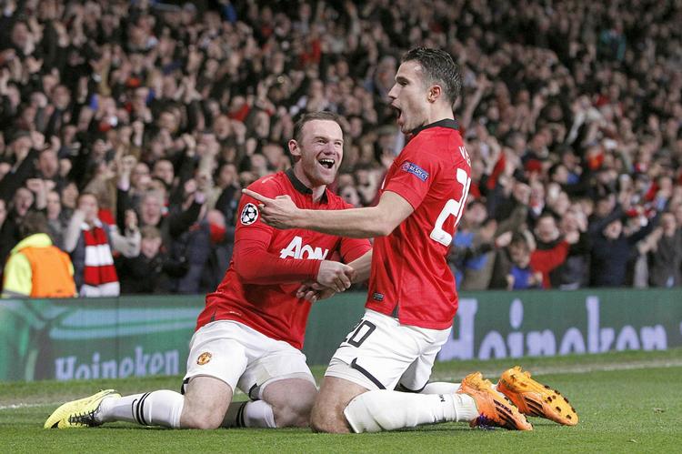 TYSK? Noget tyder på, at Wayne Rooney og klubkammeraternes røde trøje snart skal prydes af tyske Adidas' logo. (arkivfoto) 