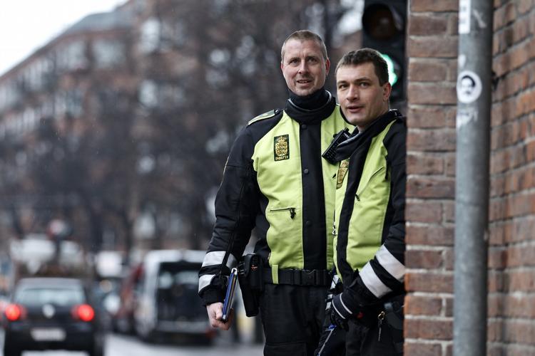 razzia. Københavns politi skal ifølge kontrakten rejse mindst 29.350 sigtelser for trafikfarlige færdselsforseelser i 2014. Her tæller det at krydse fodgængerovergangen på Strøget på cykel, mens der er rødt, på lige fod med spirituskørsel i bil som en ’trafikfarlig færdselsforseelse’. 