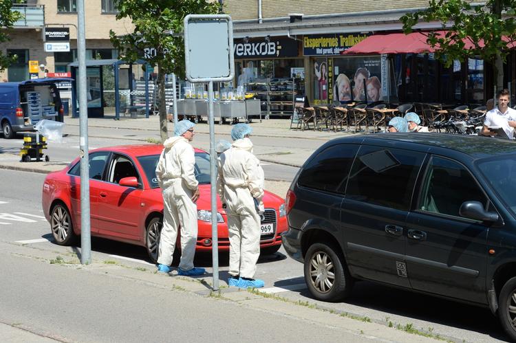 Drab. Politiets teknikere undersøger området ved Hvidovre Bytorvt, hvor en kvinde ved middagstid blev skudt og dræbt. Eksmanden er anholdt og sigtet. 