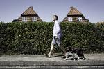 KRAV. Lars Börner solgte sin andelsvilla i Grøndalsvænge sidste år, fordi han havde arvet sit barndomshjem. Nu står han til at skulle betale køberne 1 million tilbage, fordi en gammel klausul er dukket op med forbud mod fortjeneste på andelene i Grøndalsvænge. 