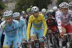 Førertrøje. Italienske Vincenzo Nibali i den gule trøje på dagens etape. Til højre i den prikkede bjergtrøje franske Cyril Lemoine. 
