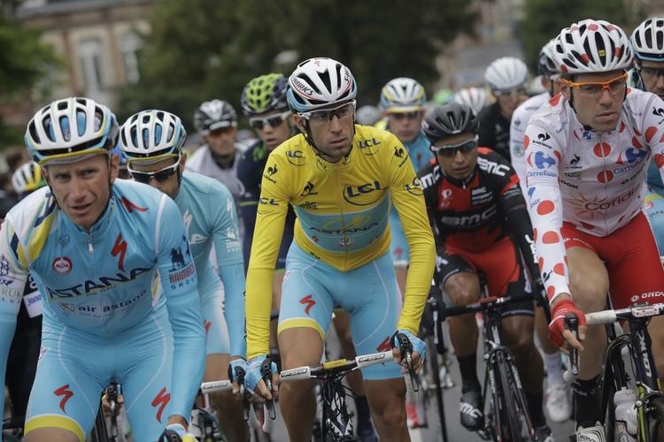 Førertrøje. Italienske Vincenzo Nibali i den gule trøje på dagens etape. Til højre i den prikkede bjergtrøje franske Cyril Lemoine. 