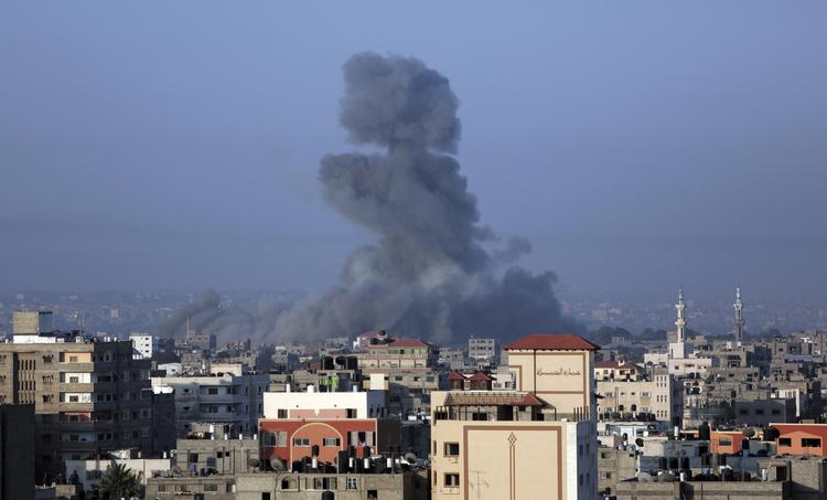Optrapning. Hamasbevægelsen, der har kontrolleret Gaza siden valget i 2006, har store økonomiske og politiske problemer og har i en periode undgået at eskalere konflikten med Israel, men efter at den blev holdt ansvarlig for drabet på tre israelske drenge, er konflikten eskaleret med Hamas' medvirken. 