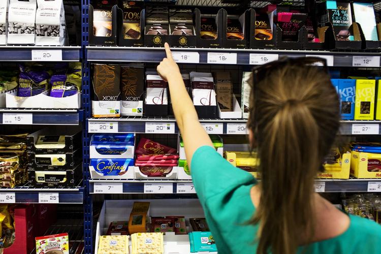 kynikere. Fødevareminister Dan Jørgensen skælder ud på detailbranchen, som han mener spekulrer »kynisk« i at tjene penge på usund mad. 