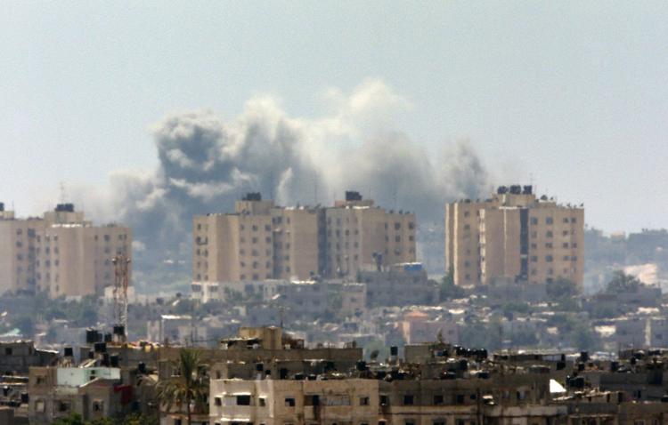 BOMBARDEMENT. Røgfaner over Gaza efter israelsk beskydning af mål i det palæstinensiske område. 