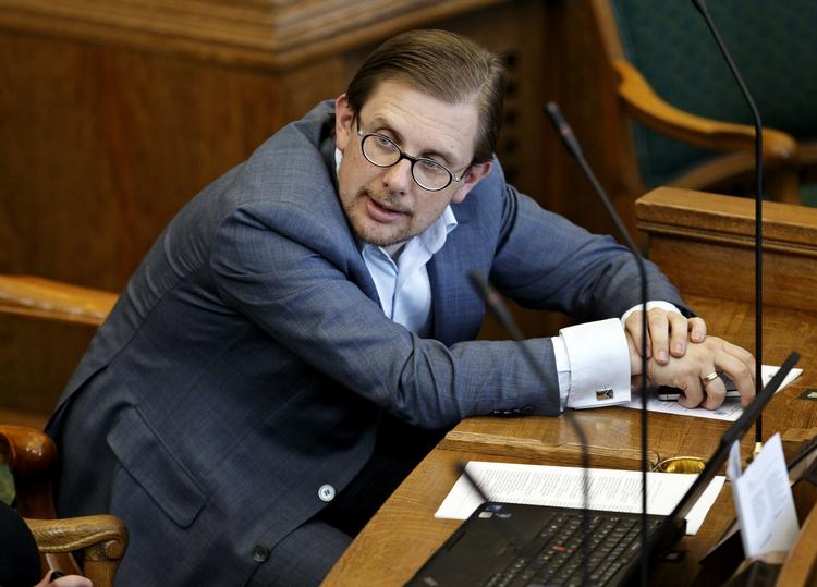 Vred. Liberal Alliances politiske ordfører, Simon Emil Ammitzbøll, kalder Dan Jørgensens udmelding for skandaløs og en krigserklæring mod detailhandlen. 