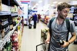 sundt? Kunderne i Rema 1000 har ikke behov for, at supermarkedet guider dem til, hvad der er sunde fødevarer, siger de. De vil hellere have lavere priser. 