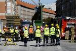 INDSATS. Redningsmandskab ved metrobyggepladsen efter eksplosionen. 