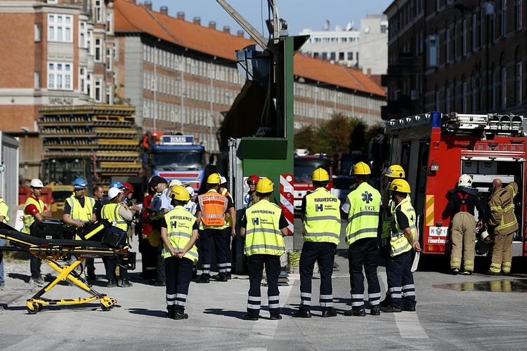 INDSATS. Redningsmandskab ved metrobyggepladsen efter eksplosionen. 