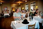 fine rammer. I restauranten spiser man af kongeligt porcelæn med musselmaling. Billedet er fra opholdets første aften, hvor Henrik Vesterberg var overladt til sit eget selskab. 