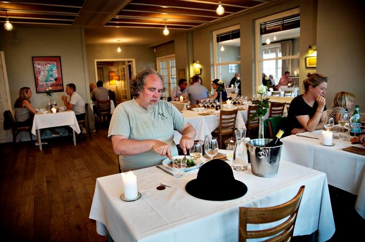 fine rammer. I restauranten spiser man af kongeligt porcelæn med musselmaling. Billedet er fra opholdets første aften, hvor Henrik Vesterberg var overladt til sit eget selskab. 
