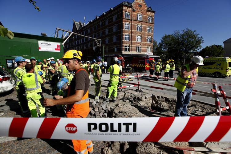 EKSPLOSION. Redningsmandskab måtte i al hast evakuere 29 metroarbejdere fra tunnelrørene under Nuuks Plads efter den voldsomme arbejdsulykke. 