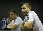 Underspillet. Sergio Agüero ser Argentina som underdogs mod Tyskland. 