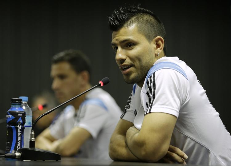 Underspillet. Sergio Agüero ser Argentina som underdogs mod Tyskland. 