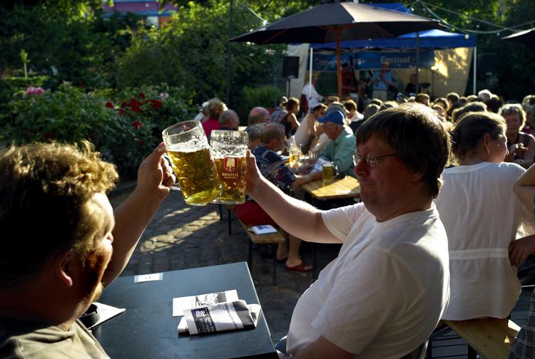 nultolerance? Sundhedsstyrelsen har for et par år siden strammet op på anbefalingerne om, hvor meget alkohol, det er forsvarligt at indtage om ugen. Måske skal de ændres til nul. 