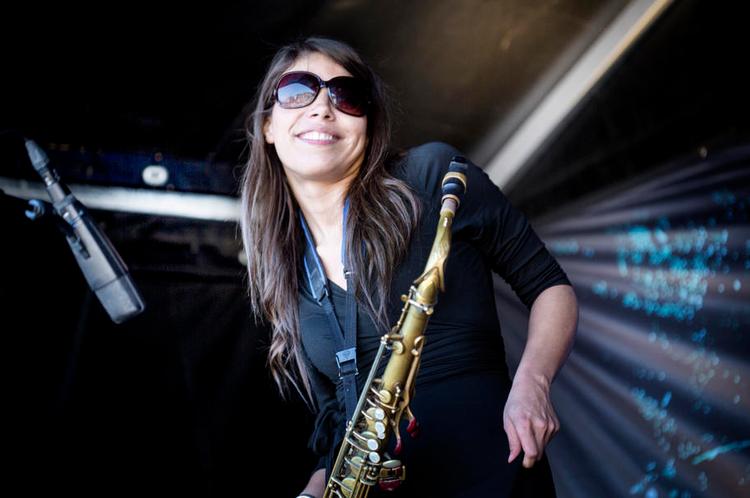 Varme. Melissa Aldana fra New York er kun lige kommet i gang på jazzscenen. Hun spillede på Østerfælled Torv på Østerbro. 