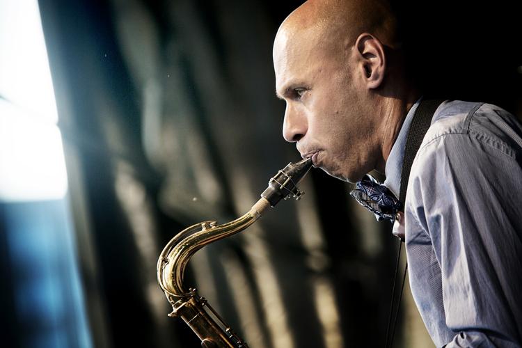 Ballade. Den 45-årige Joshua Redman, der stillede op i rigtigt balladehumør. Altså ikke på bøllemåden, men på den blide jazzmåde. 