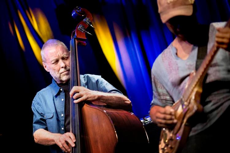 Solo. Dave Holland og guitarist Kevin Eubanks havde lidt for travlt med at vise, hved de kunne. 