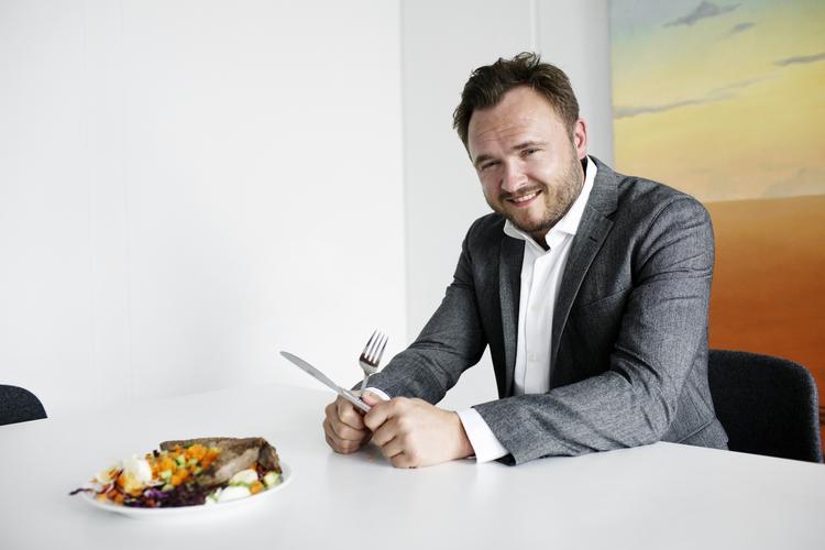 Bordskik. Fødevareminister Dan Jørgensen (S) vil udfordre danskernes madvaner, som han mener står i vejen for en sund livsstil. 