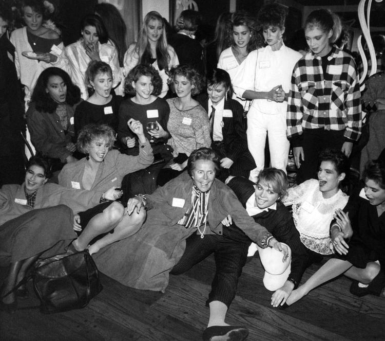 Moderlig. Eileen Ford tilbød flere af de yngste modeller at flytte ind i sit hjem. Hun passede på dem, men krævede også meget af de unge piger. 