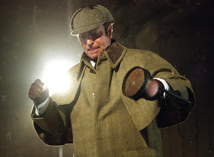 STØTTEBETINGELSER. Der vil nu blive stillet krav om flere med anderledes seksuel observans, indvandrerbaggrund eller handicap, hvis der skal gives støtte til britiske filmproduktioner. Arkivfoto af den ærkeengelske Sherlock Holmes, her spillet af Michael Caine. 