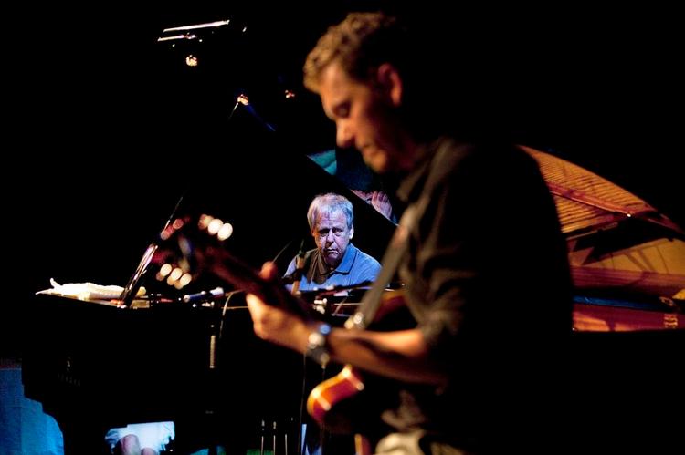 Samspil. Jakob Holm klemmer noget jazzguitar ud i forgrunden, overvåget af pianisten og læremesteren Kenny Werner. 