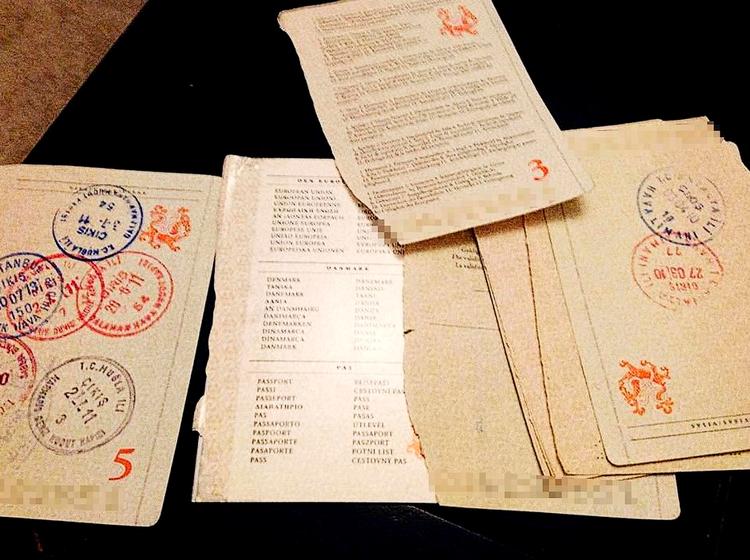 Konfiskeret. Som Politiken kunne fortælle for nylig, rev en mor til en ung dansk mand sin søns pas i stykker for at sætte en stopper for hans planer om at tage til Syrien for at kæmpe. Men kommunen gav ham et nyt.  Siden er reglerne på det område blevet skærpet. Men Danmark har endnu ikke planer om at vedtage love, der giver staten mulighed for at konfiskere potentielle Syrienfareres pas. 