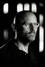 Mistanke. Se og Hørs chefredaktør fra 2001 til 2008, Henrik Qvortrup, er angiveligt årsagen til, at politiet har udvidet listen af personer, der er mistænkt for at levere fortrolige oplysninger til ugebladet. 