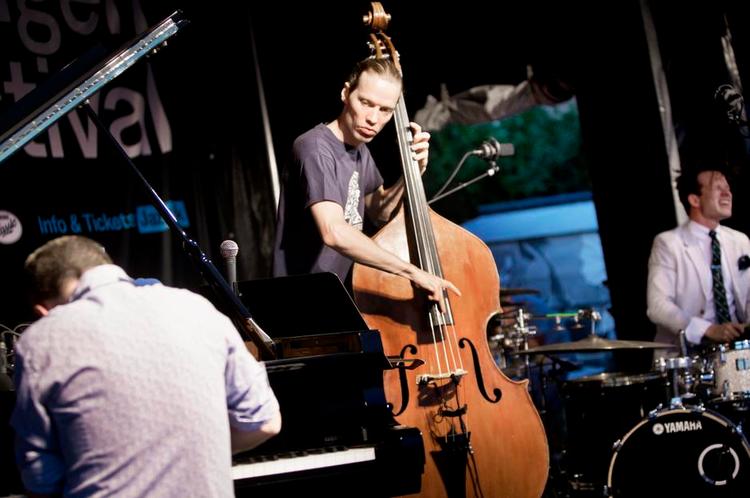 Opfindsom. Jasper Høibys flydende elegante og konstant opfindsomme bas er aksen, hvorom trioen drejer. 