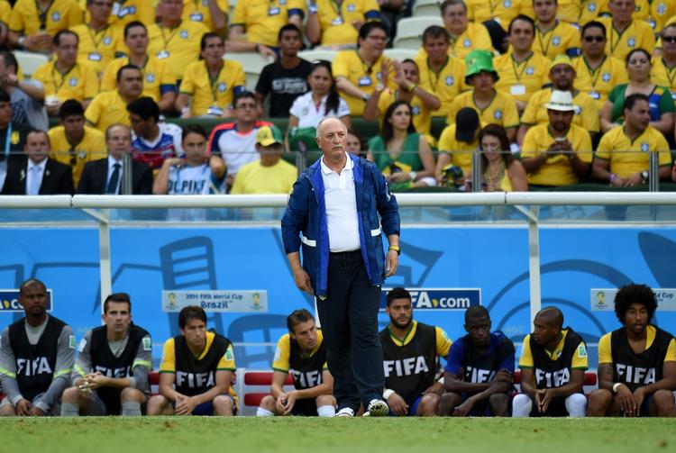 TRÆNER. Brasiliens landstræner Luiz Feluipe Scolari bør fortsætte i jobbet trods det ydmygende nederlag på 1-7 i VM-semifinalen mod Tyskland, mener præsidenten for det brasilianske fodboldforbund. 