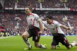 TAK. Liverpool-anfører Steven Gerrard takker den kommende Barcelona-spiller Luis Suarez for indsatsen i England. 