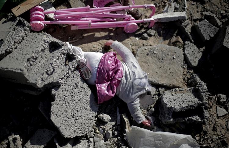 GAZA. Flere steder har raketangreb forvoldt store skader i Gazaområdet. Her er ligger en dukke og en klapvogn i ruinerne fra et af de huse, der er blevet ramt. 