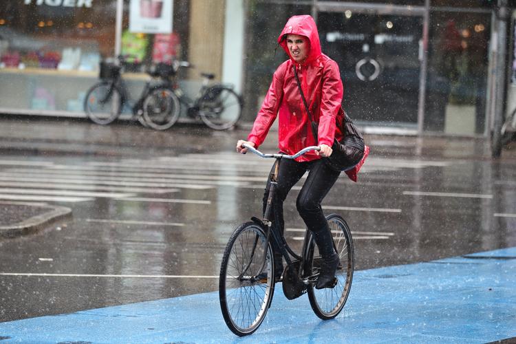 Regn. Især bornholmerne og folk i Østjylland og i hovedstaden kan se frem til en hel del nedbør i morgen. 