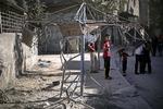 Granatregn. Palæstinensisk dreng ved et ødelagt gyngestativ på Gaza-striben i går efter et israelsk bombeangreb. 