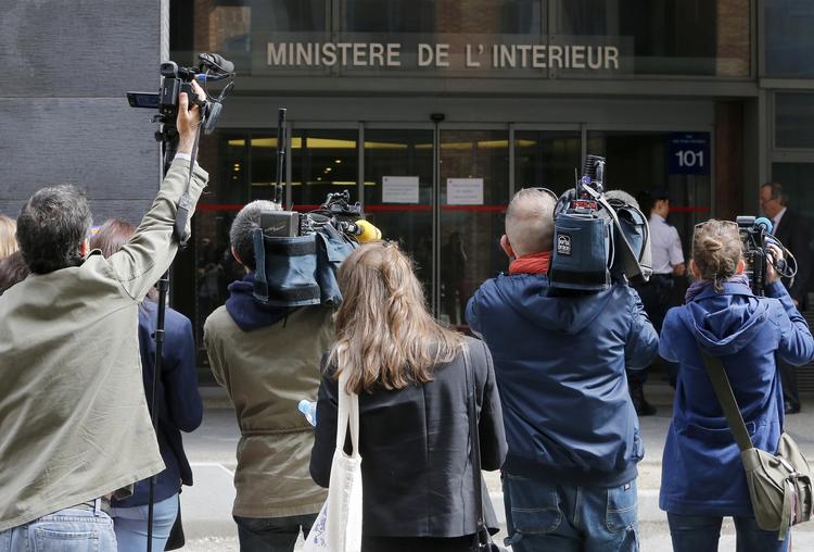 Frankrig. Journalister og kamerafolk linede op foran det franske politis anti-korruptions afdeling i Nanterre, da Nicolas Sarkozy 1. juli blev afhørt. Nu er der kommet nye oplysninger frem, der yderligere belaster den tidligere præsident. 