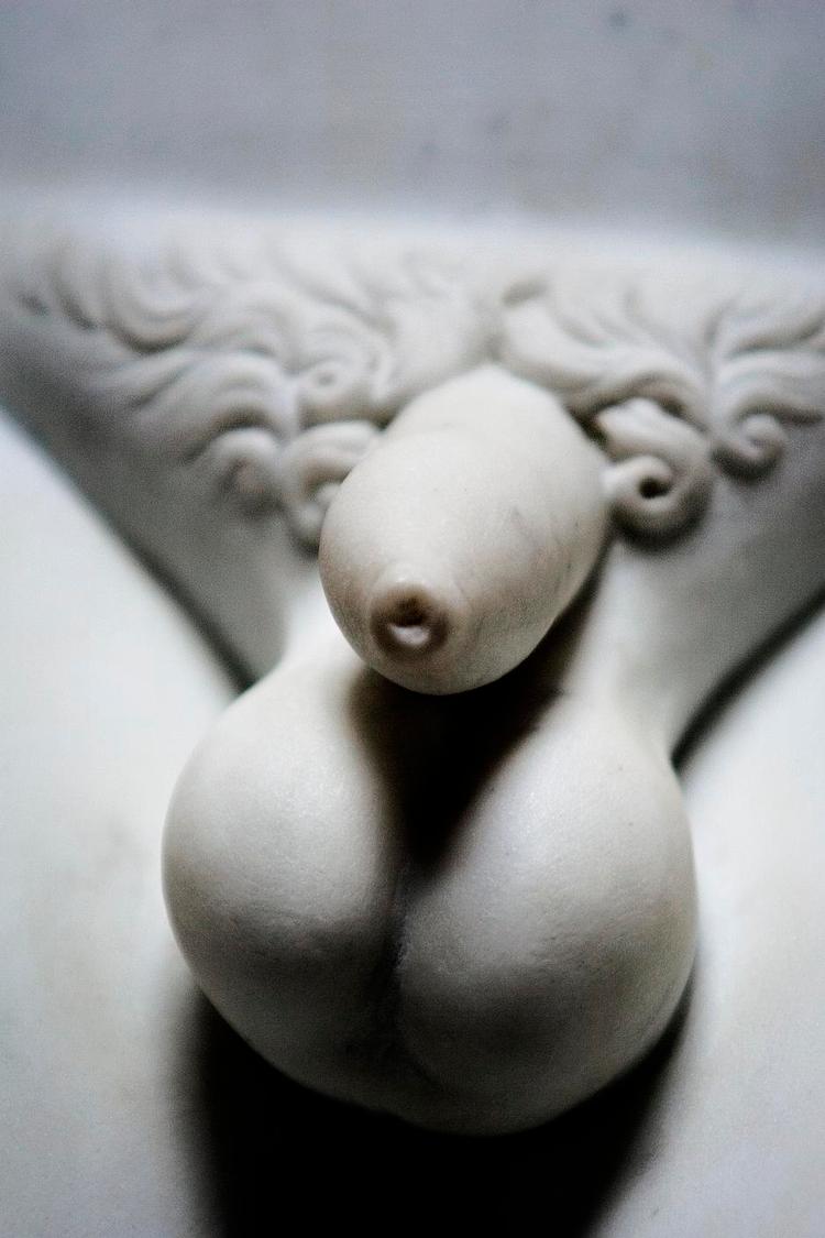 Ståsted. Kroppen og kønnet er blevet tidens feterede hovedpersoner ikke bare inden for litteraturen, men også i teatret og på film. Her er det Thorvaldsens skulptur 'Jason med det gyldne skind', der står model og viser medister. 